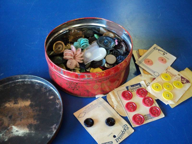 lot 8027 image: Vintage Buttons in red metal tin