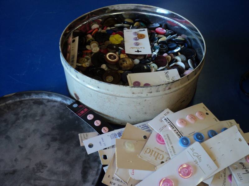 lot 8028 image: Vintage Buttons in Rose metal tin