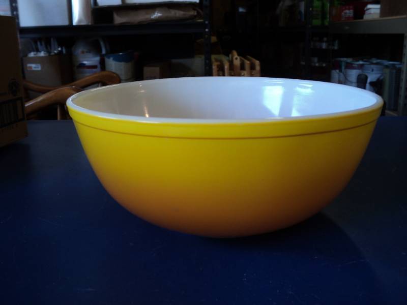 lot 8038 image: Vintage Pyrex 4 quart Ombre Mixing bowl