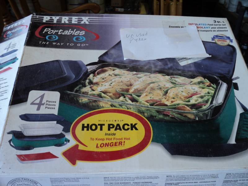 lot 8043 image: Pyrex Portables 3 Quart Casserole with insulated bag and hot pack, open box, NOS