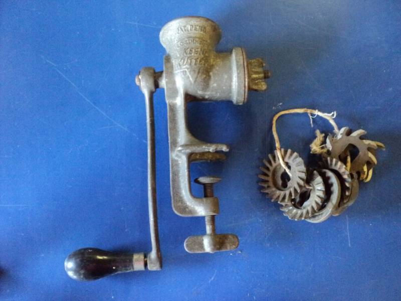 lot 8046 image: Vintage Keen Kutter meat grinder with assorted discs