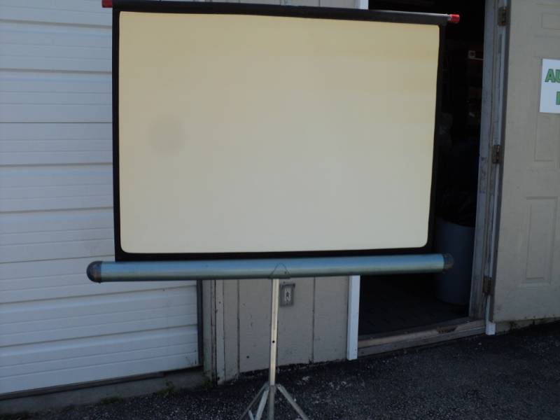 lot 8049 image: Vintage Projection Screen, approx 40 x 30 screen