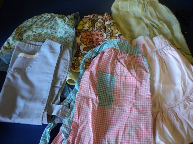 lot 8057 image: (6) ct lot vintage aprons, assortment of sizes and styles