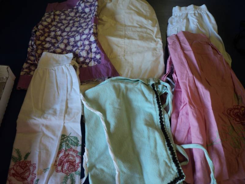 lot 8058 image: (6) ct lot vintage aprons, assortmetn of sizes and styles