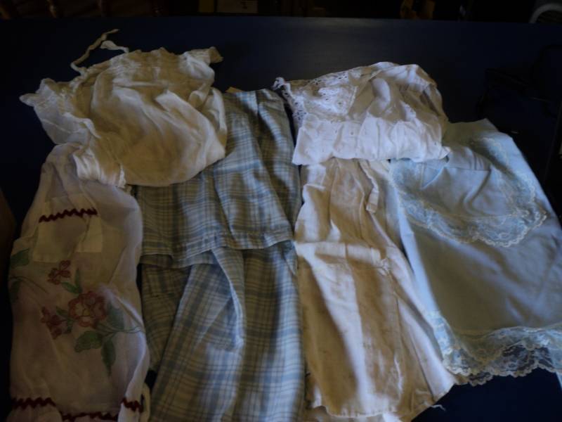 lot 8059 image: (6) ct lot vintage aprons, assortmetn of sizes and styles