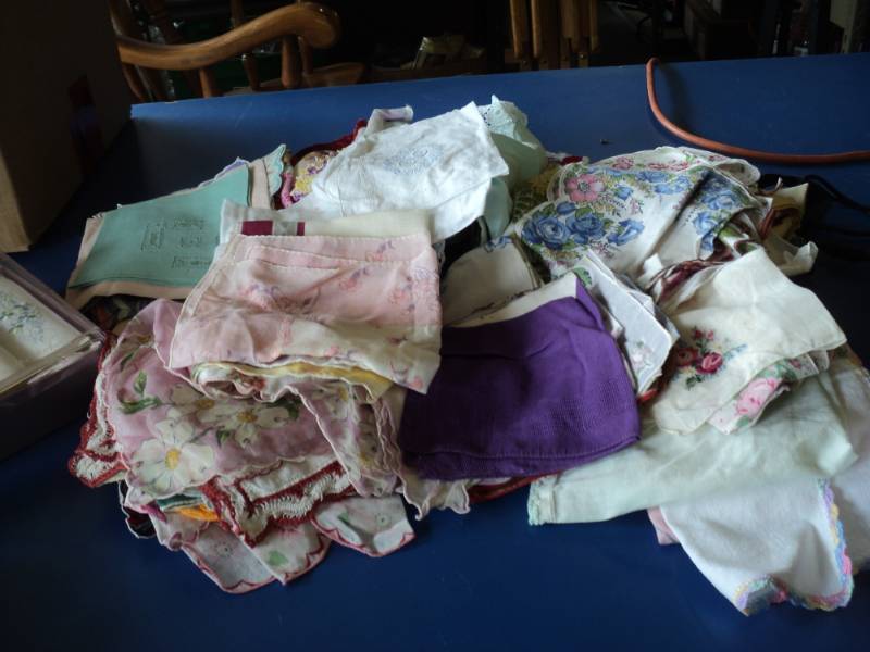 lot 8060 image: (100) lot of Vintage ladies hankies, assortment of colors, sizes and styles