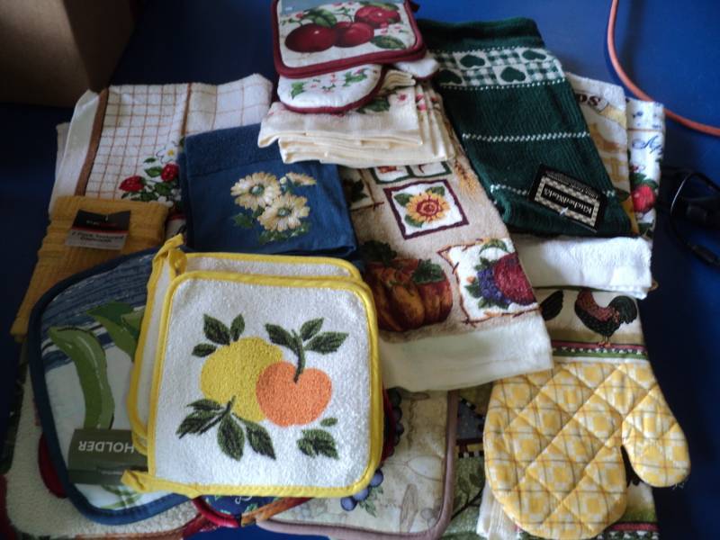 lot 8062 image: (30) ct lot NOS kitchen towels and pot holders, assortment of styles