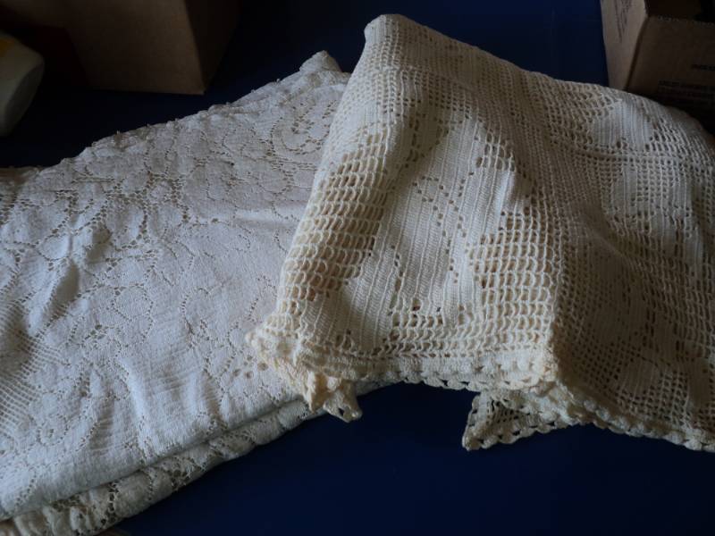 lot 8064 image: (2) ct lot vintage crochet table cloths, off white-Ivory