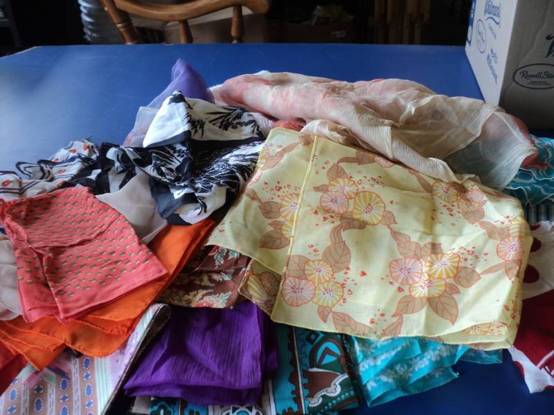 lot 8070 image: (24) ct lot Womens head scarves and bands, assortment of colors and styles