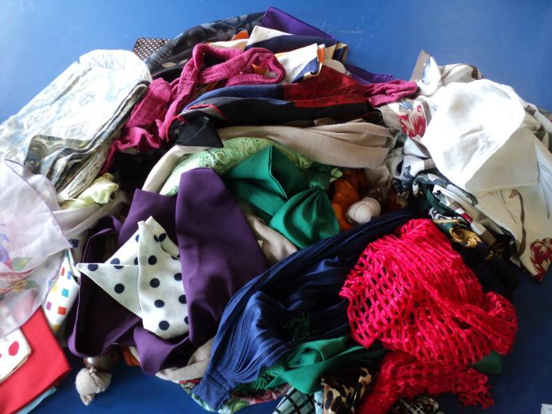 lot 8071 image: (35) ct. lot Womens head scarves, and ties, assortment of colors and styles