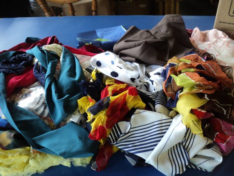 lot 8072 image: (32) ct lot Womens head scarves and ties, assortment of sizes and styles