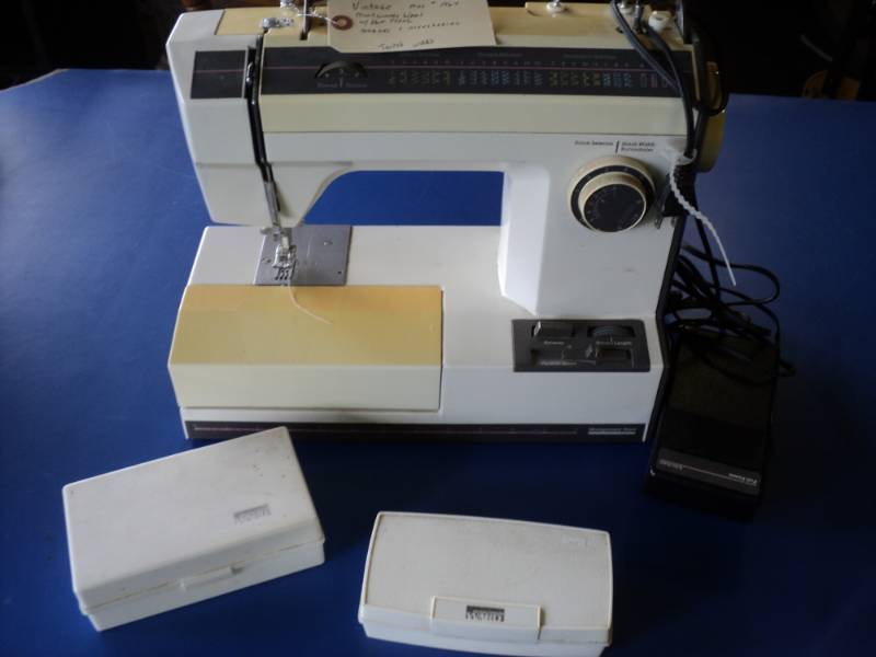 lot 8077 image: Vintage Mongomery Ward M&L 1967 Sewing Machine with foot pedal, bobbers and accessories, powers on, works