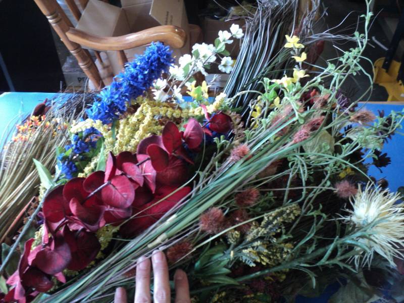 lot 8082 image: Large lot of Artificial flowers, assortment of styles