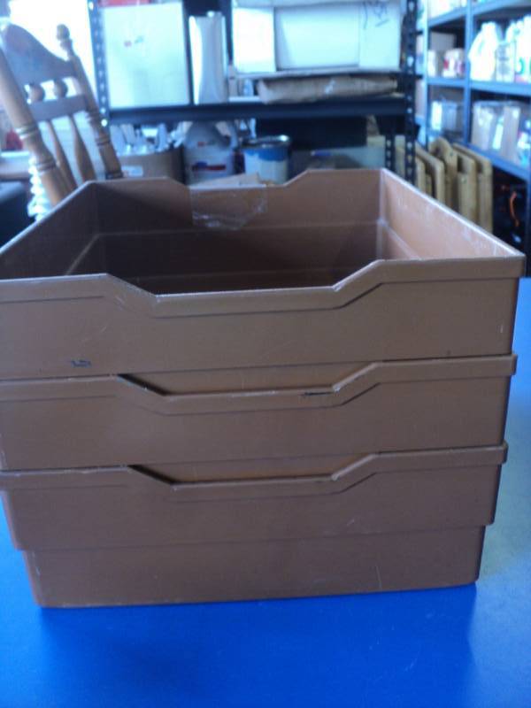 lot 8087 image: (3) ct lot brown plastic Stackable traysTWA, 11-14 x 14 x 4