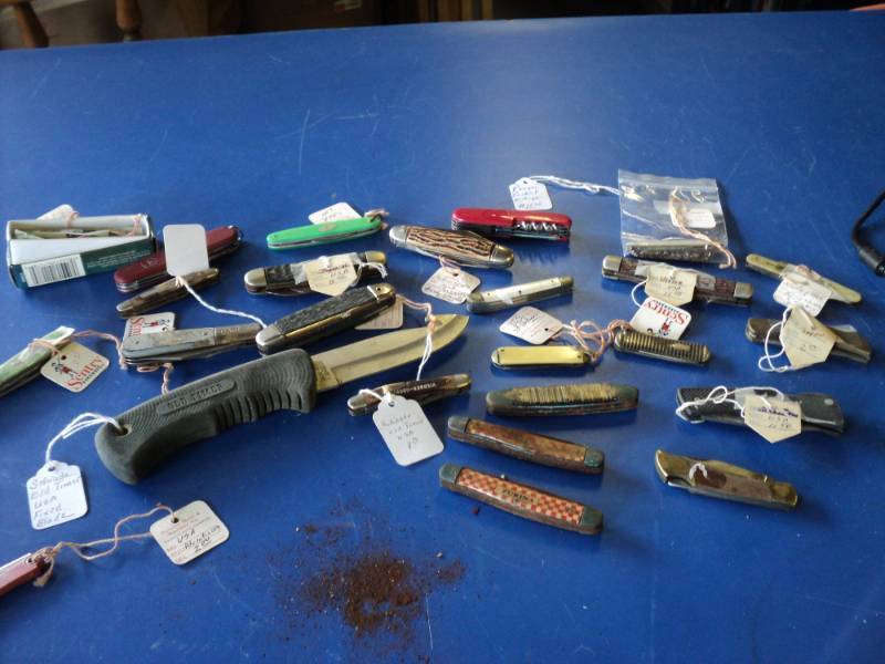 lot 8093 image: (24) ct mixed lot pocket knives, some in poor condition