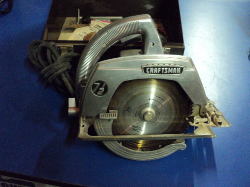 lot 8119 image: Craftsman 7-12 Circular Saw with Metal Box