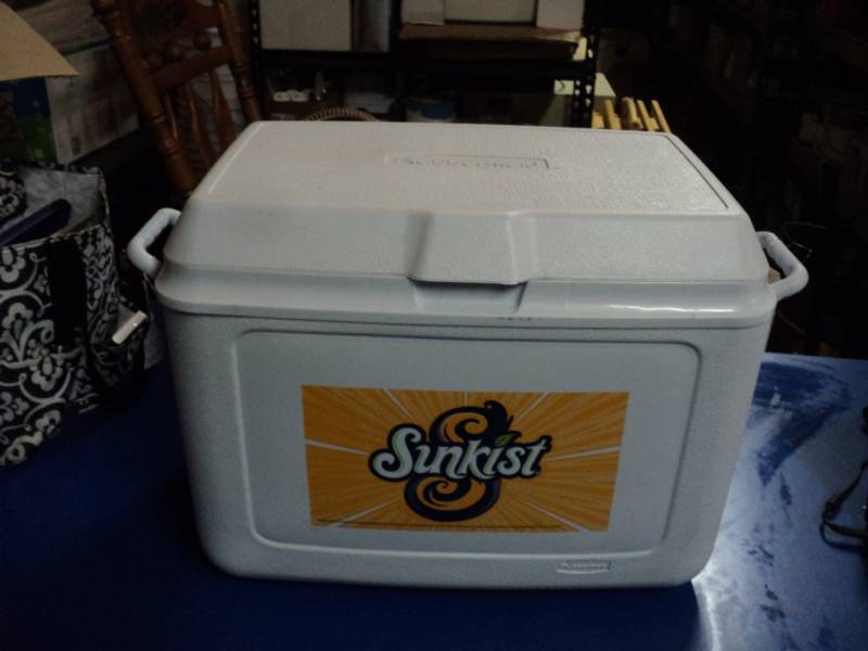 lot 8125 image: Rubbermaid Cooler, white, Sunkist