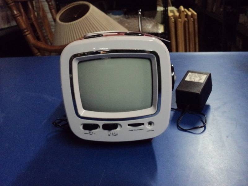 lot 8127 image: Claybrook Camping RV 5 TV Companion, TV, AMFM Radio, Flashlight, Compass Thermometer, Powers On