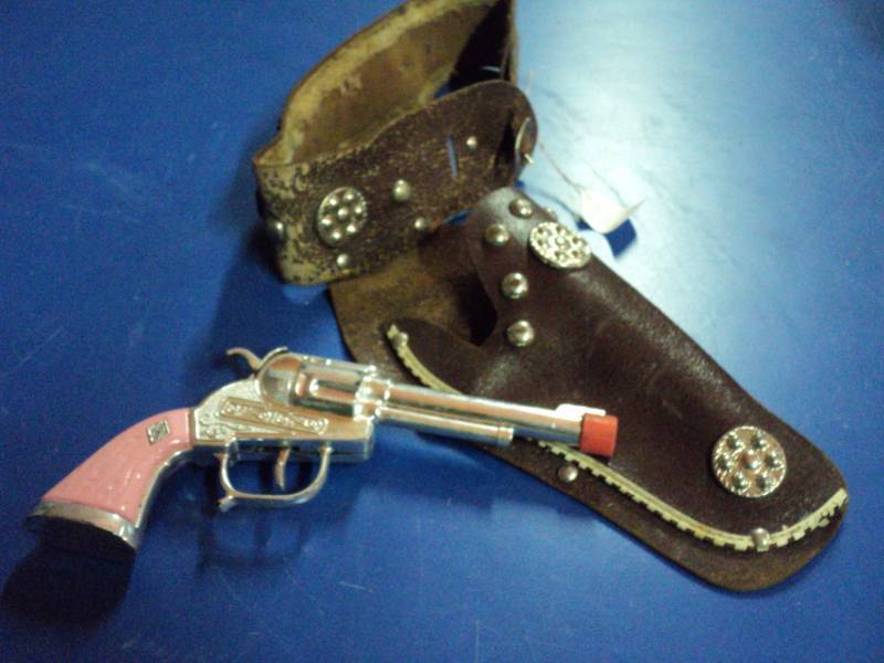 lot 8179 image: Vintage Pink Handles Cap gun with holster