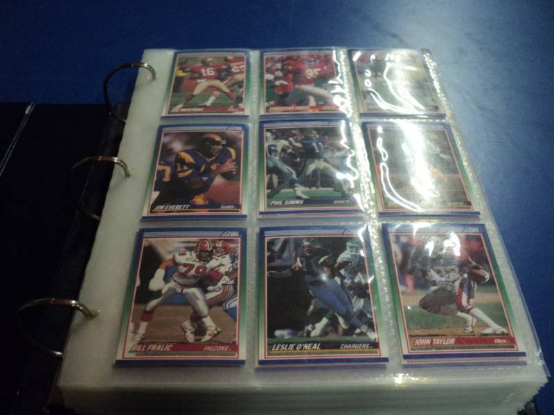 lot 8189 image: Binder Football Cards 1990, Bo Jackson, John Elway, Barry Sanders, Marcus Allen, many more stars, 73 pages