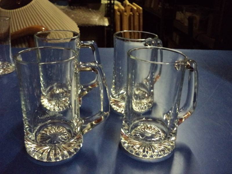 lot 8195 image: (1) set of (4) clear glass mugs, sunburst pattern on bottom