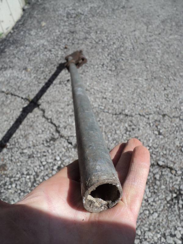 lot 8207 image: Pipe with Clamp 57 long