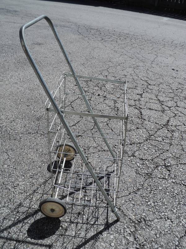 lot 8213 image: Metal Shopping Cart , approx 12 x 14 x 24 tall , foldable