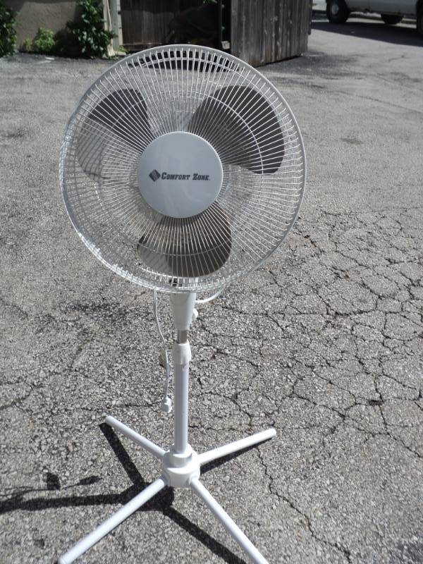 lot 8228 image: Comfort Zone 3-speed Oscillating Pedestal Fan, adjustable height, used, works