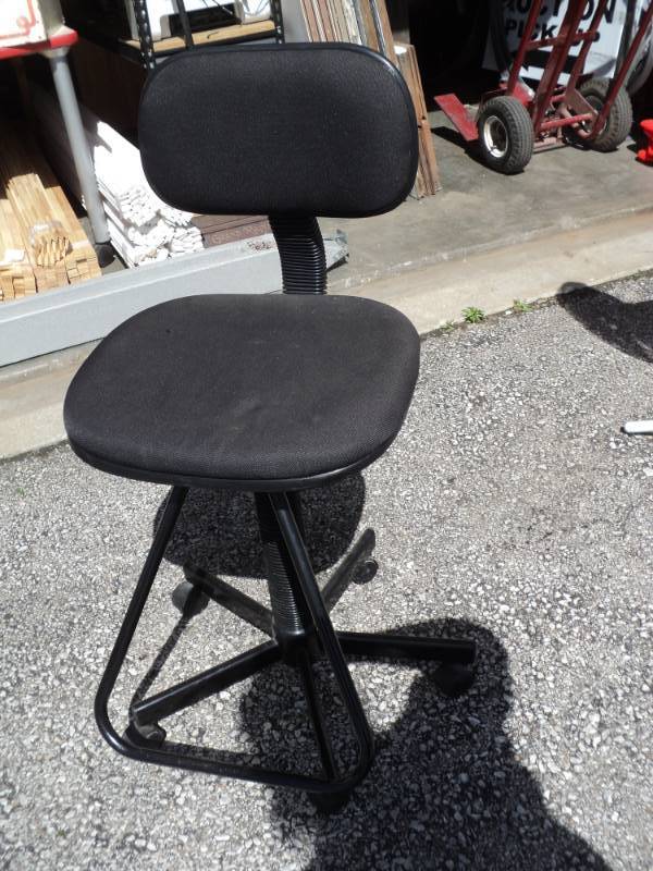lot 8229 image: Studio Adjustable height Office Chair 24 seat height