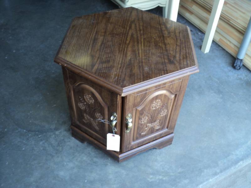 lot 8265 image: Mid- Century Octagon Night Stand, approx 21 x 21 x21