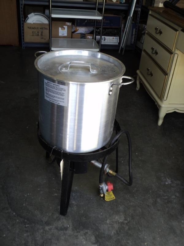 lot 8266 image: Brinkmann Propane Turkey Fryer, 5 gallon capacity, fryer has not been used, but was stored in a damp place, it is untested