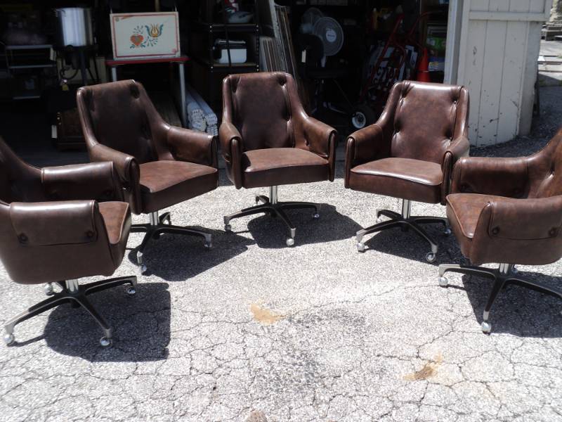 lot 8267 image: Set of (5) Chrome Craft Swivel Vinyle Dining Chairs on rollers, 19 seat height. Perfect for around you�re the Poker Table in your Basement Game Room
