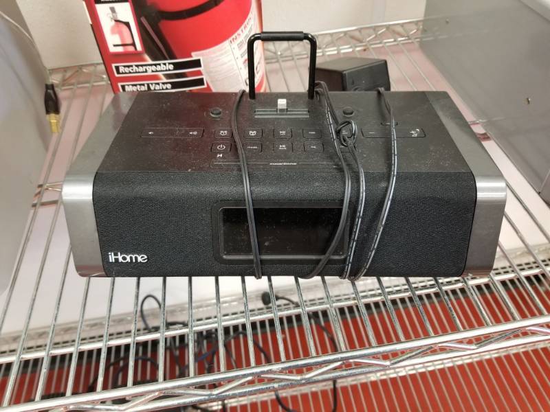 lot 9945 image: iHome Radio