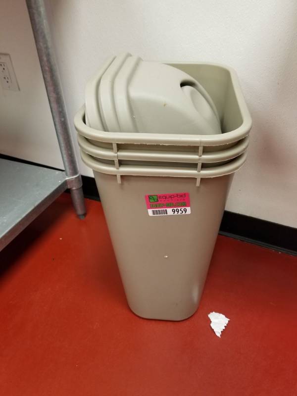 lot 9959 image: 3 Small Trash Cans With Lids