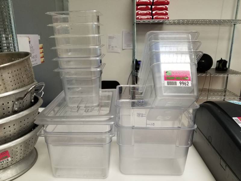lot 9962 image: Lot of Plastic Containers
