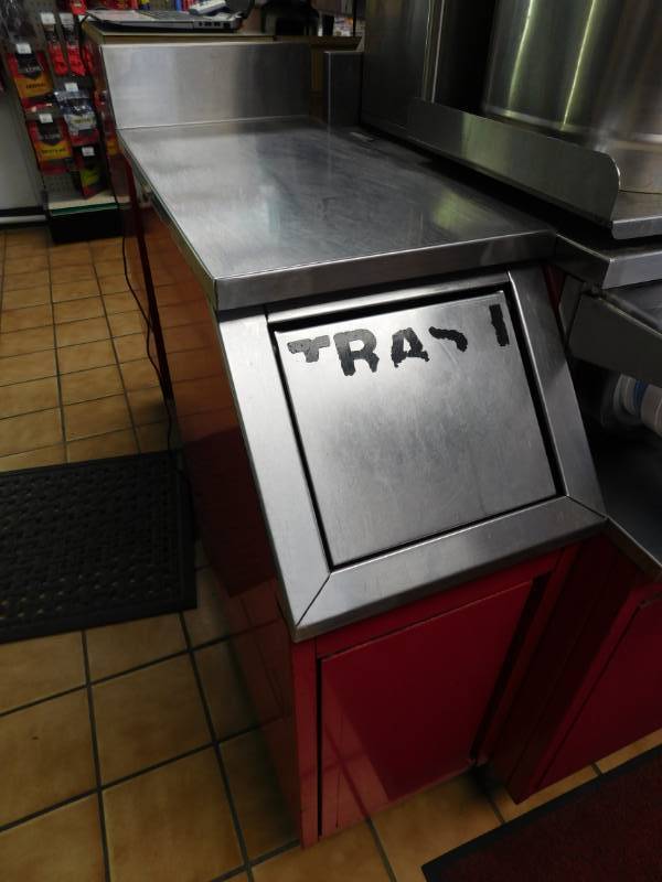 lot 1077 image: Metal Trash Bin