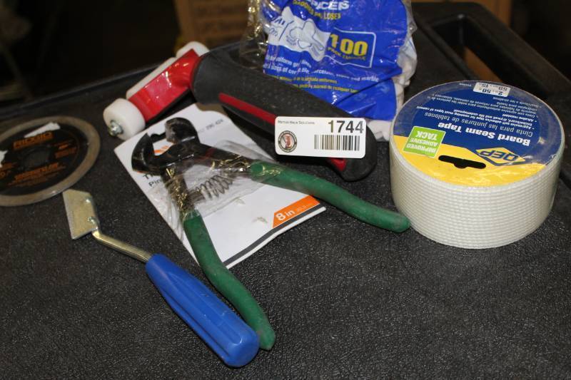 lot 1744 image: Tile Installation tools