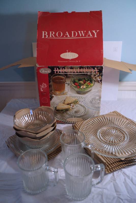 lot 1380 image: Broadway Glass dinnerware-New in Box- missing one cup-very fancy