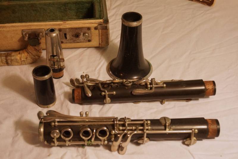 lot 1382 image: Clarinet-Vintage Conn Director-in original case-with two Band Builder books-unknown playing condition-looks to need some work-