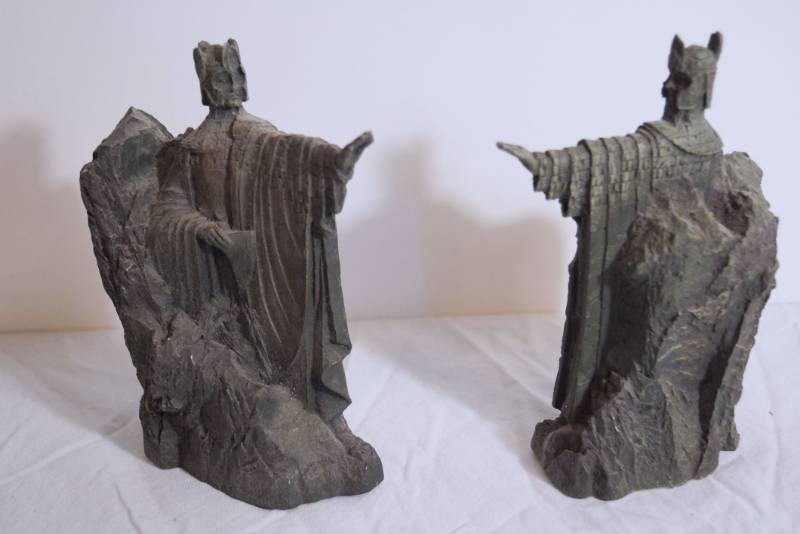 lot 1394 image: Lord of the Rings-The Fellowship of the Ring-the Argonath-Two statues-Mary Maclachlan sculptor-2002 NLP Inc-Chip Chucker flying Disc
