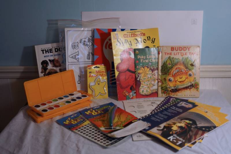 lot 1395 image: Teacher mom stuff-Lot of paints, books, Quarter teaching guides, misc