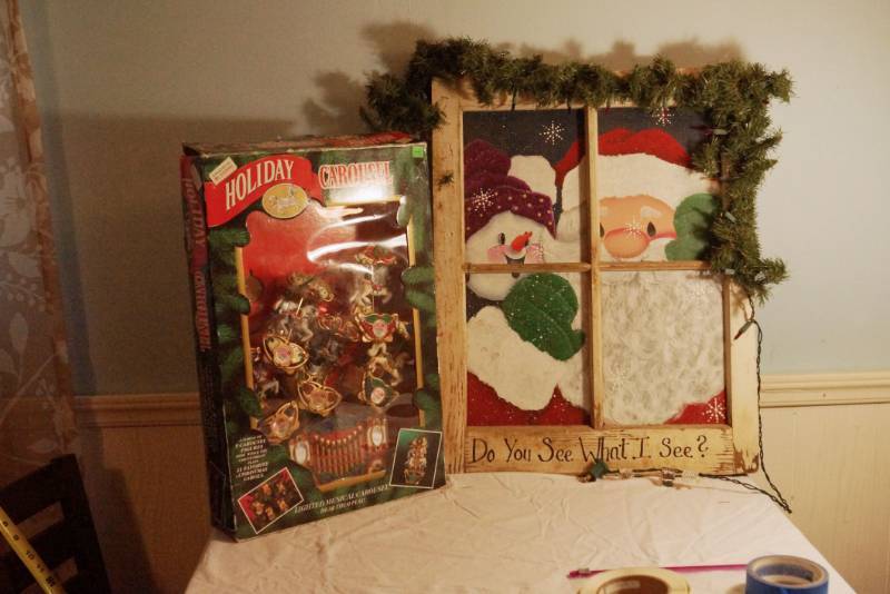 lot 1424 image: Mr. Christmas Musical Holiday Carousel- See video-plays 21 songs as the 5 horses move up and down-has volume control-Nice musical addition to your tree or tabletop