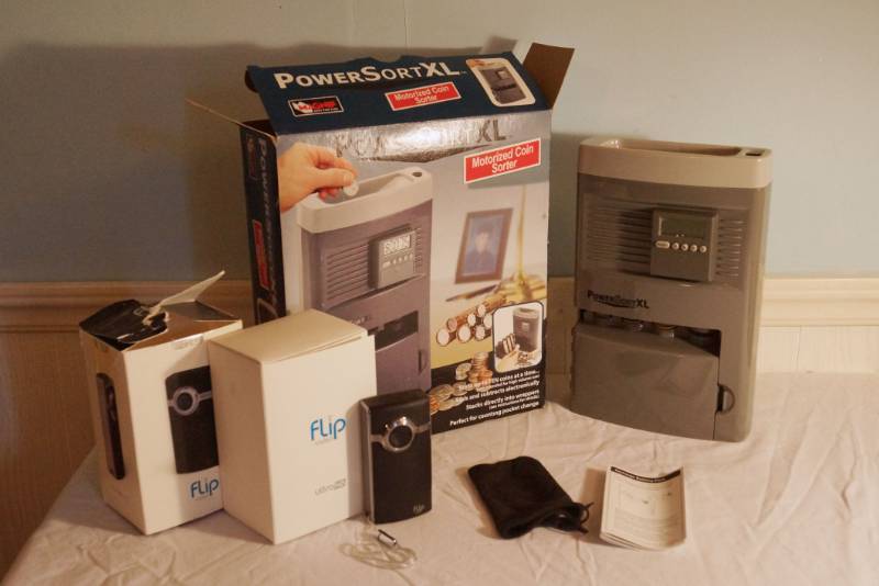 lot 1439 image: Flip Video Recorder-Motorized Coin sorter-new in box
