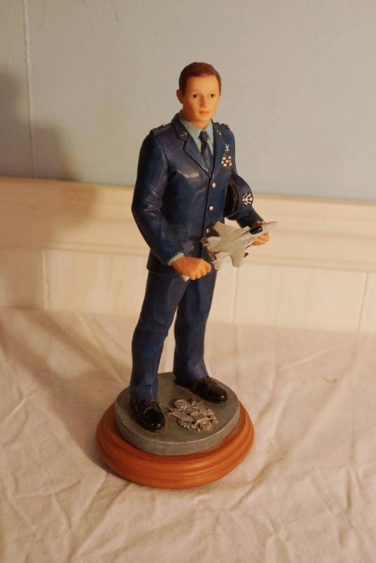 lot 1443 image: Air Force-American Heroes Small Statue- Dress Rehearsal-1998 Vanmark