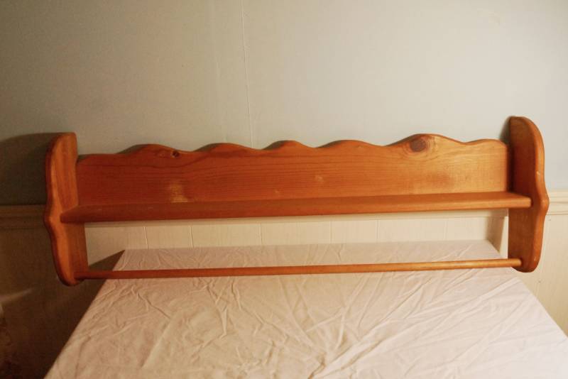lot 1458 image: Long Wooden Shelf with Quilt Hanging Bar-pretty and useful- See pics for dimensions