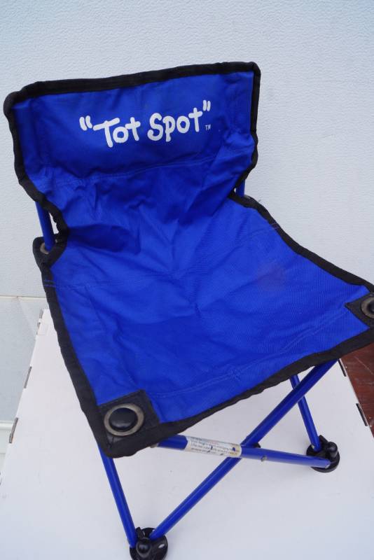 lot 1475 image: Childs Small Folding Camp Chair-Cute-See pics for size