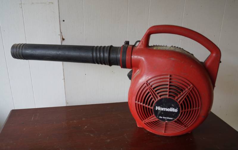 lot 1485 image: Homelite Gas powered leaf blower-needs primer bulb- has compression-see pics