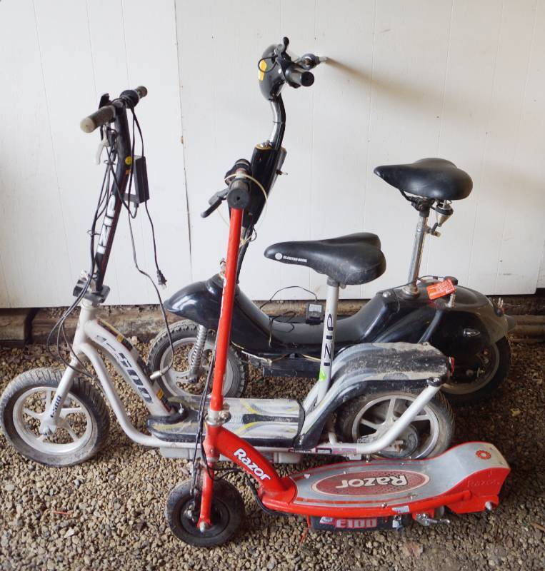 lot 1489 image: Three Battery Powered scooters- all ran before batteries died- Razor-IZIP-See pics for more info