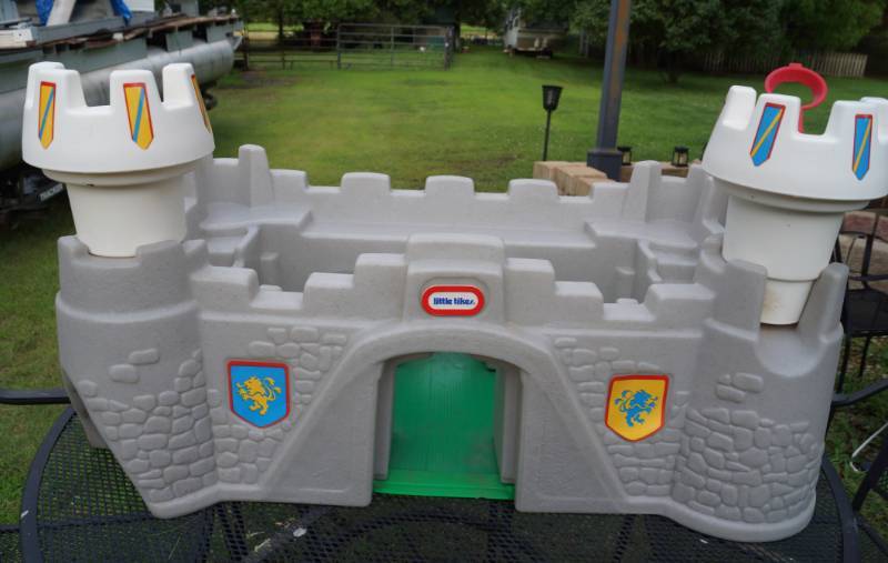 lot 1492 image: Large Little Tikes Castle with catapult and drawbridge-Be the King or Queen of your own castle