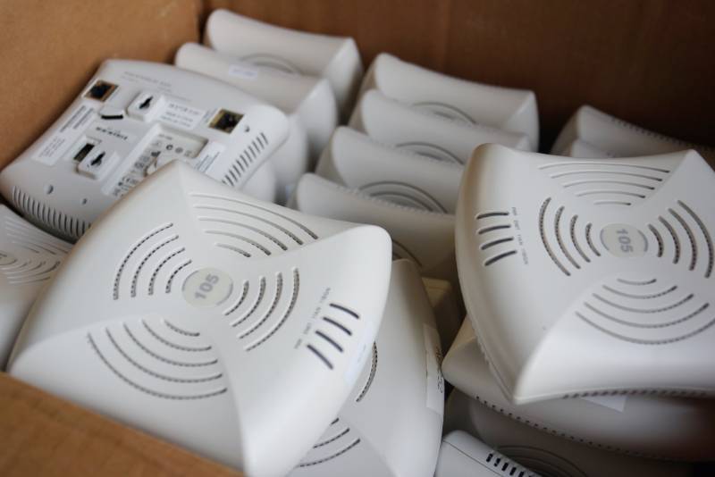 lot 1498 image: Aruba Networks Wireless Routers- Box of 30-Online description states  Instant IAP-105-US is a 2x2 2 stream 802.11 dual radio AP.- no wires included-See pics for more info.